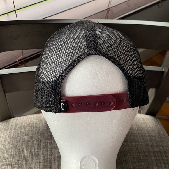 Men’s Oakley Red with Black Mesh SnapBack hat - Picture 2 of 5